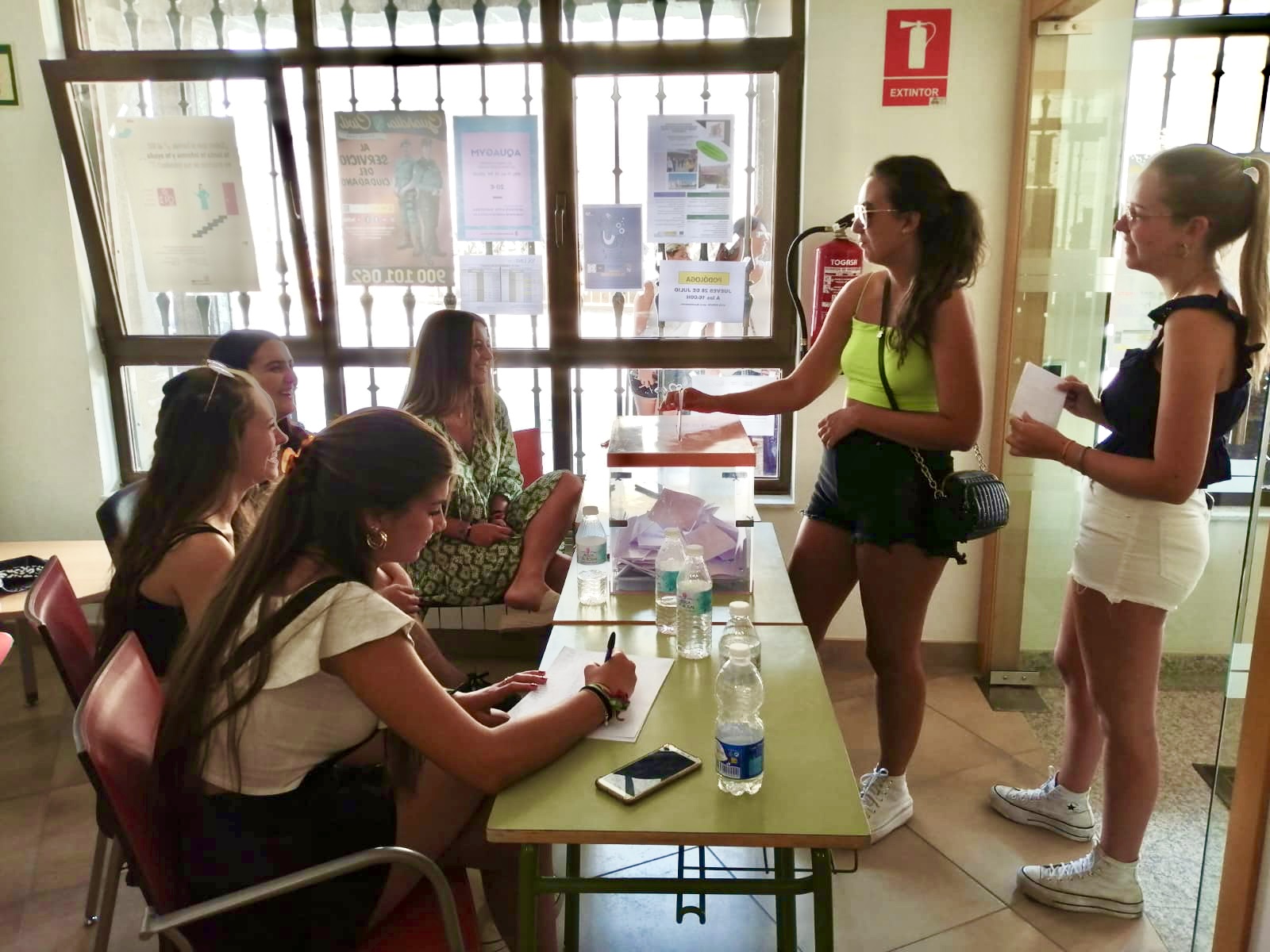 Vega García y Álvaro Serrano, elegidos reyes de las ilusionadas Cortes de Honor para las fiestas de San Roque 2022 en Macotera