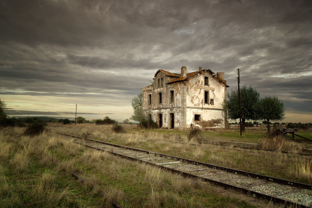 La estación de Villavieja, un viejo barco ferroviario varado entre encinas