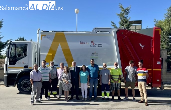 La Mancomunidad de Peñaranda recibe el nuevo camión para la recogida de basuras conseguido a través de un plan subvencionado de la Junta