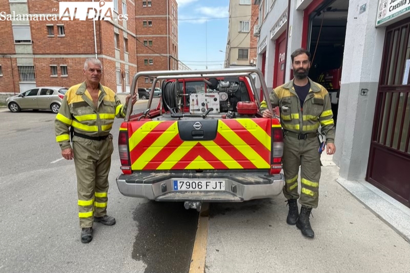 Dos efectivos parten de nuevo del parque de Peñaranda para luchar contra el incendio de la sierra desde Candelario