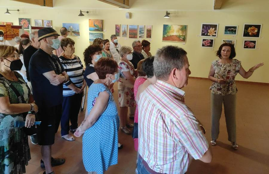 Pilar Rivero expone en Fuenteguinaldo su muestra pictórica ‘Florecer’