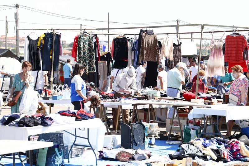 Los salmantinos desafían al calor y no faltan a su cita con el Rastro