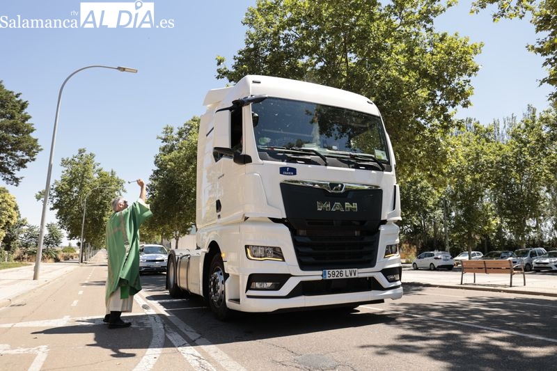 Los vehículos reciben su tradicional bendición por San Cristóbal