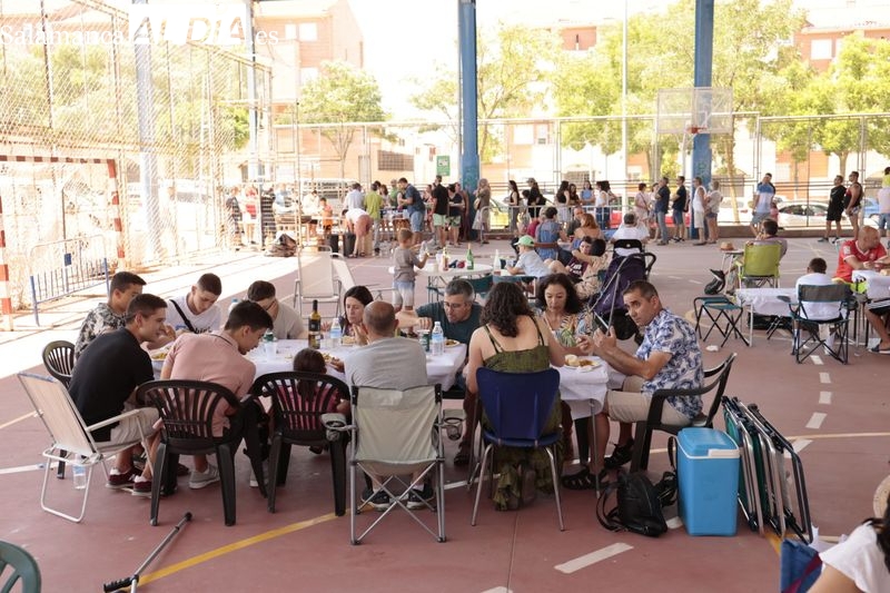 Los vecinos de Vistahermosa disfrutan de una suculenta paella