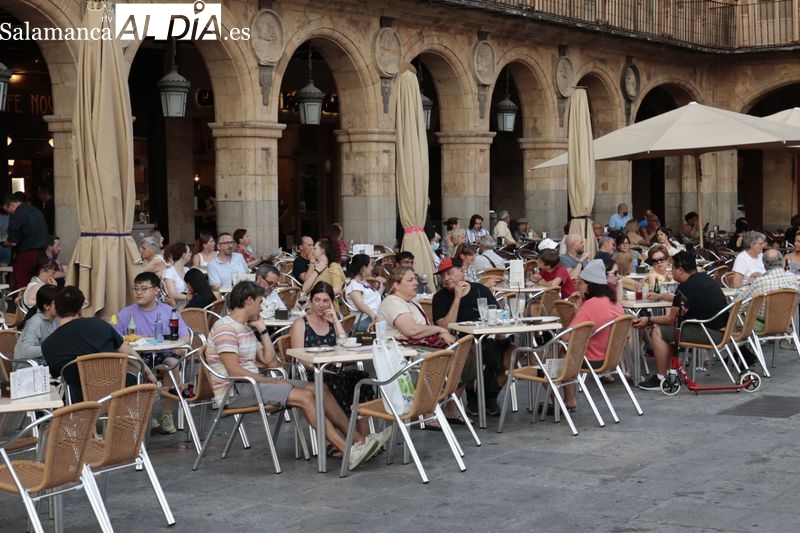 Los salmantinos se echan a la calle al anochecer 