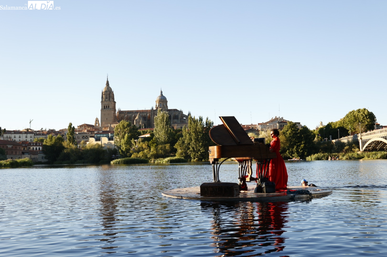 El espectáculo sobre el agua Flota IdóneA. El piano flotante cautiva a los salmantinos