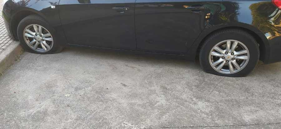 Rajan tres ruedas a un vehículo en la calle Regato Cachón