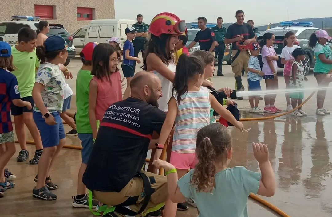 Los participantes en ‘Nos reciclamos en verano’ conocen el Parque de Bomberos