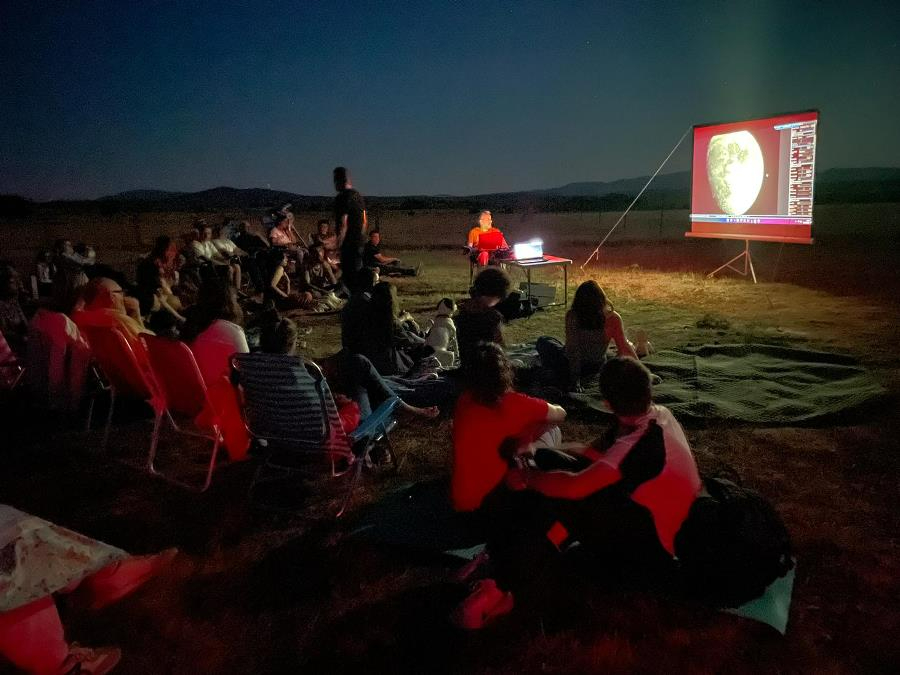El Cine de Estrellas de Astróbriga reúne a unas 75 personas en la Ermita de Valhondo