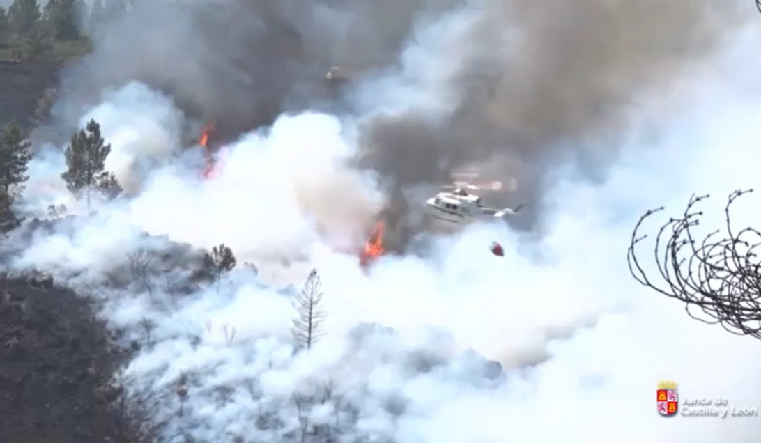 Empeora durante la tarde el incendio resurgiendo las llamas y expandiéndose hacia el este