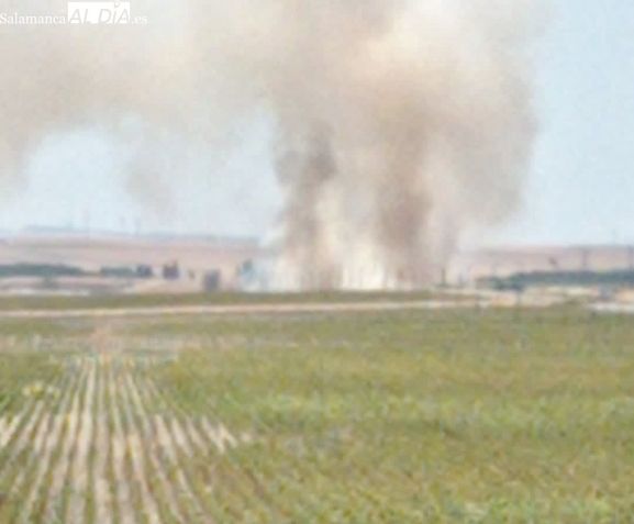 Potente incendio en una tierra cerca de Nava de Sotrobal