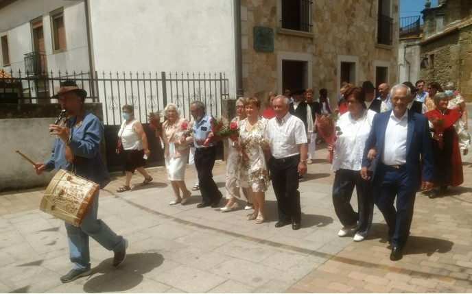 La Asociación El Tilero de Navasfrías festeja las Bodas de Oro de cuatro matrimonios