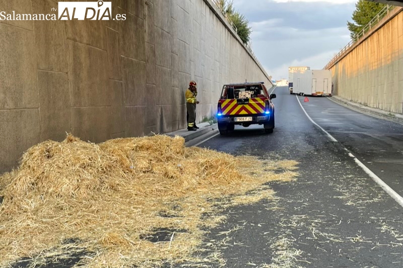 Un fallo en un camión con remolque y la pérdida de carga de otro bloquean parcialmente el trafico de acceso a la ciudad