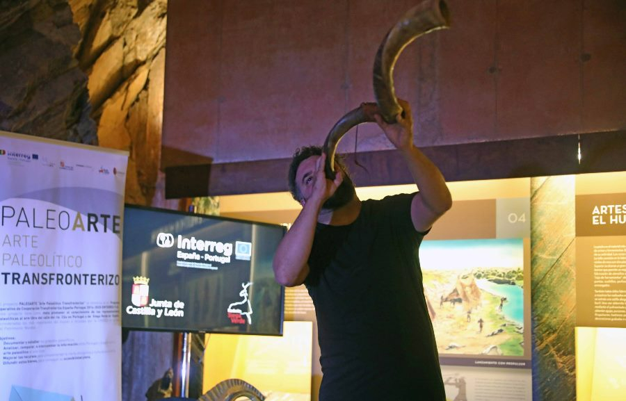 Abraham Cupeiro sorprende en Siega Verde con sus originales instrumentos ancestrales