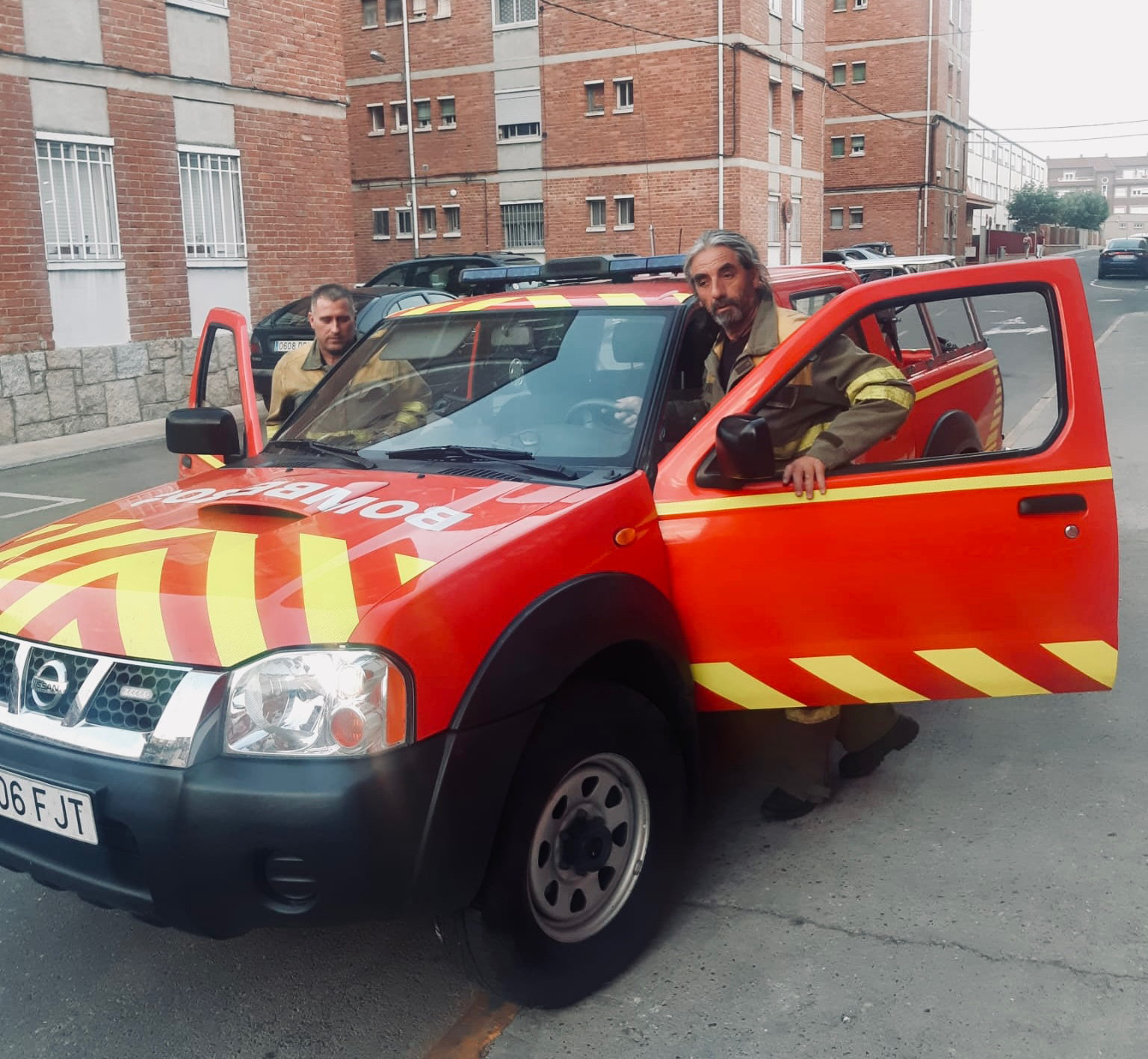 Efectivos del Parque de Bomberos de Peñaranda se suman a la lucha contra el fuego en Candelario