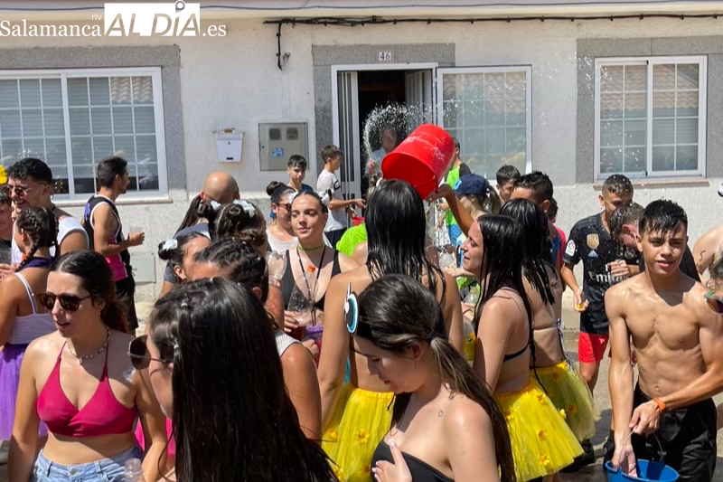 Santiago de la Puebla se refresca y divierte en las calles con la esperada vuelta de su Pasacalles acuatico