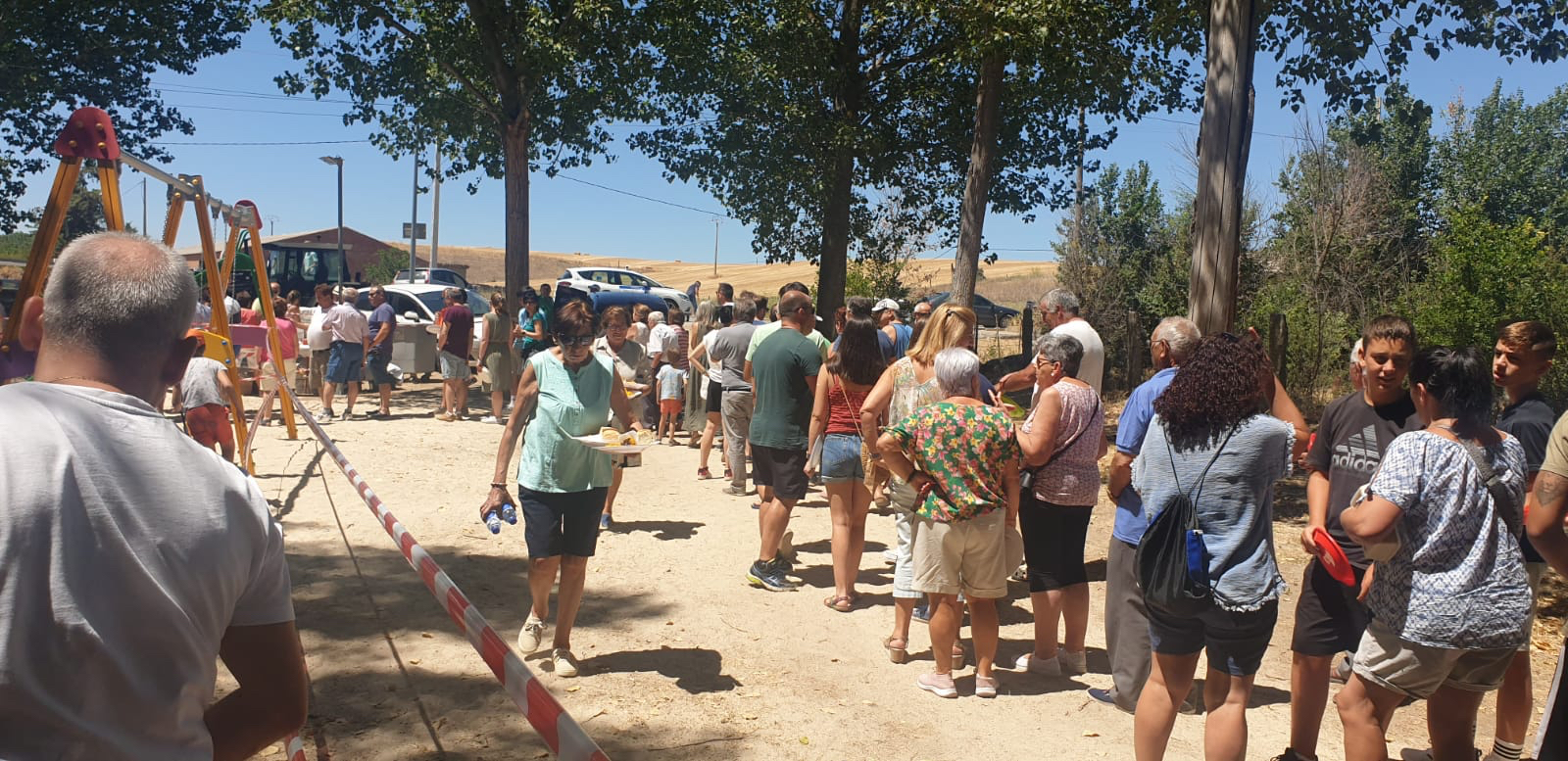 Multitudinaria paellada para despedir las fiestas de Santiago de la Puebla