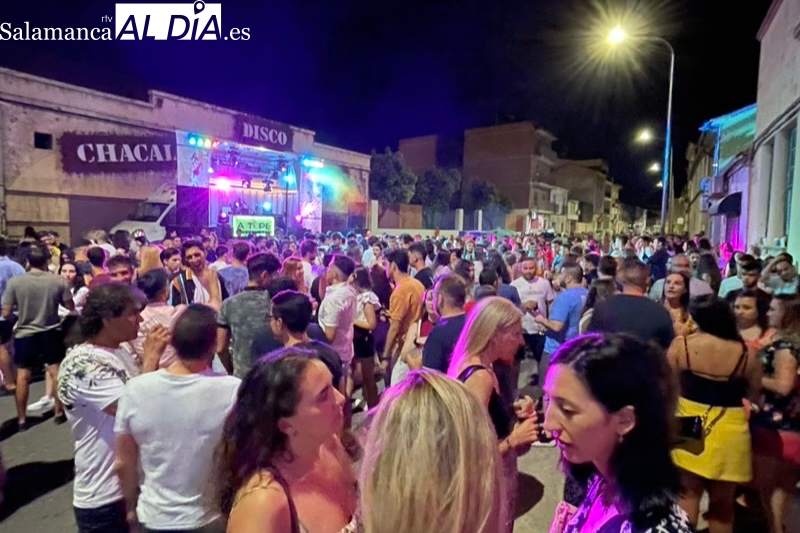 Gran ambiente en la calle Carmen para disfrutar con una nueva discoteca móvil organizada por los establecimientos hosteleros y el Ayuntamiento