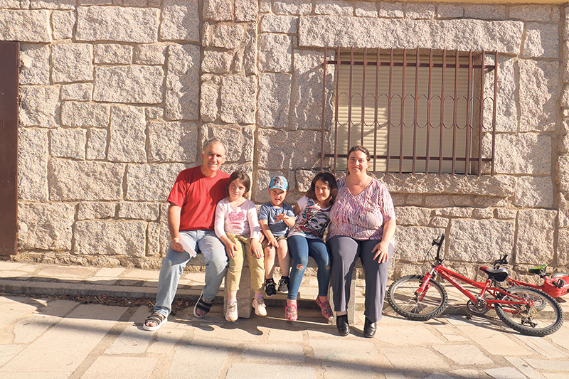 La relación con los vecinos es como de familia, y más para nuestros hijos