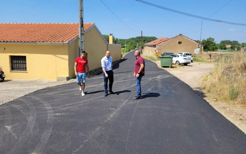 Reasfaltado el camino a Ivanrey por las Huertas de Santa Cruz