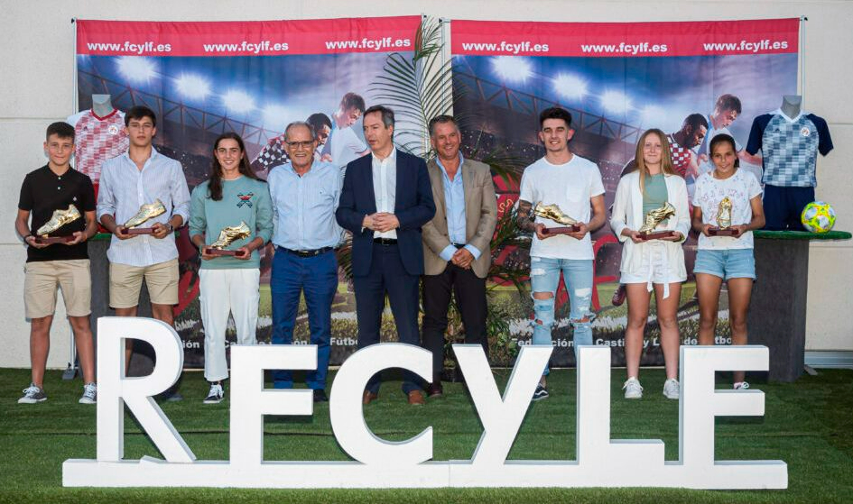 Jorge Crespo Sánchez recibe la ‘Zapatilla de Oro’ de la Federación de Castilla y León