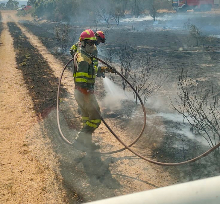 Espectaculares imágenes de la lucha contra el fuego de los bomberos de Peñaranda en Losacio
