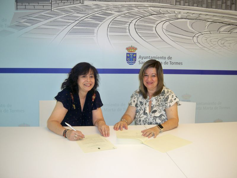 Santa Marta renueva el convenio para facilitar el acceso al servicio de arreglo de ropa para mayores de 65 años