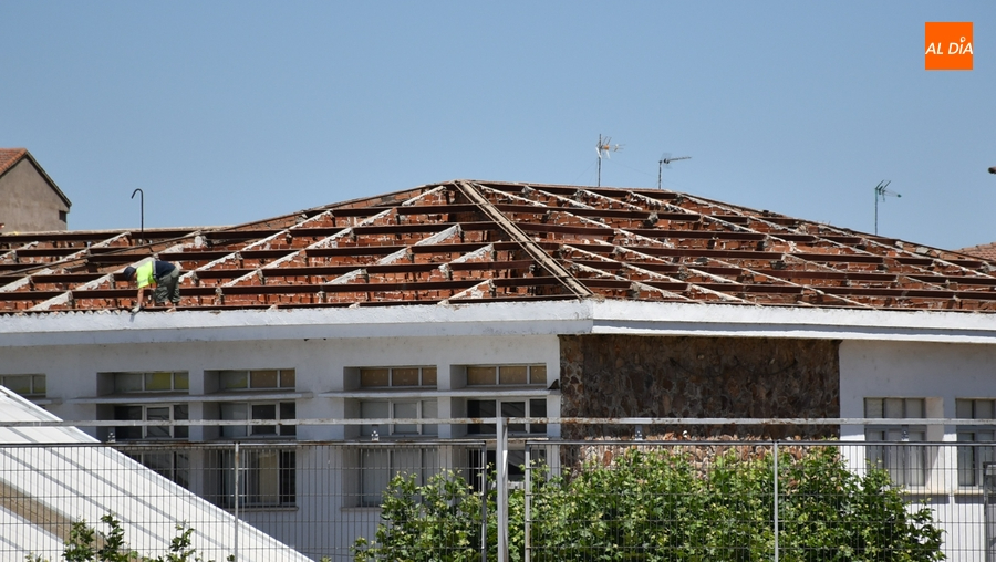 El IES Tierra continúa diciendo adiós a la cubierta de uralita