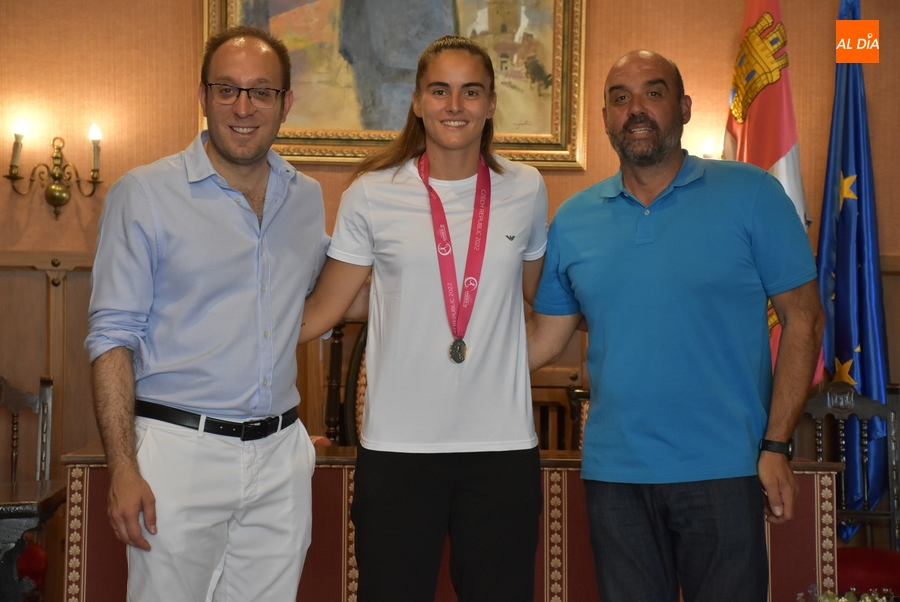 El Ayuntamiento honra a Carmen Álvarez Sánchez por su hazaña