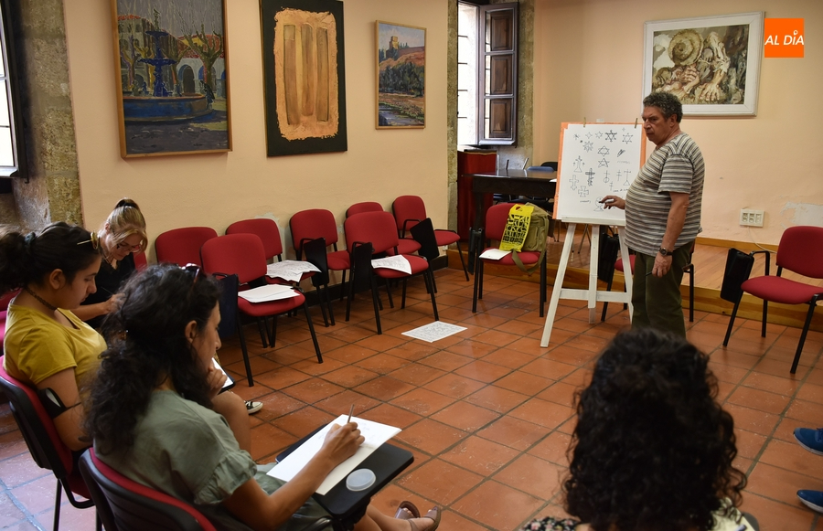 Carlos García Medina abre con una sesión de dibujo etnográfico los talleres de cultura