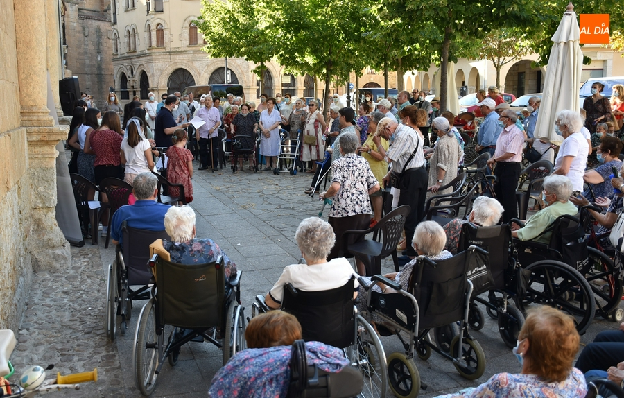 Un centenar de personas conmemora en Miróbriga la Jornada Mundial de los Abuelos y de los Mayores