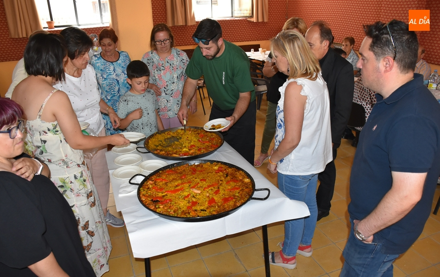 Los vecinos de San Andrés se reúnen en torno a la mesa tras asistir a una eucaristía