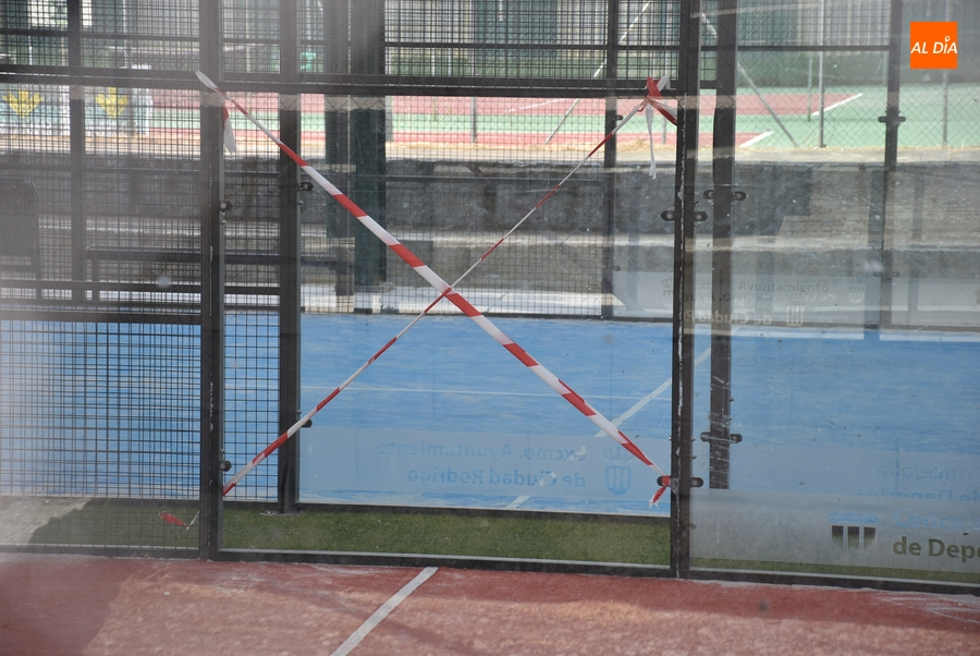 Un vándalo arroja una piedra a las pistas de pádel mientras había gente jugando y revienta un cristal
