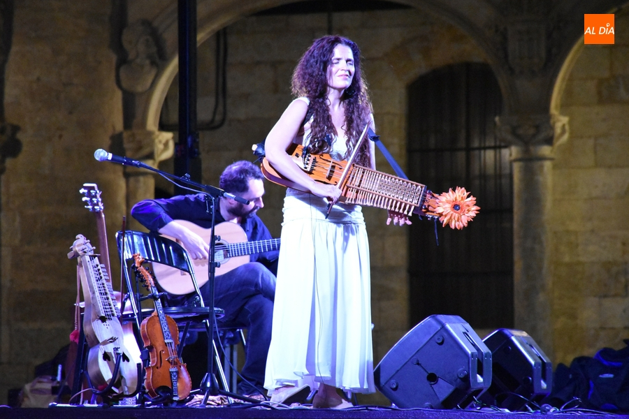 Ana Alcaide clausura junto a su nyckelharpa las Noches de Cultura de la Diputación