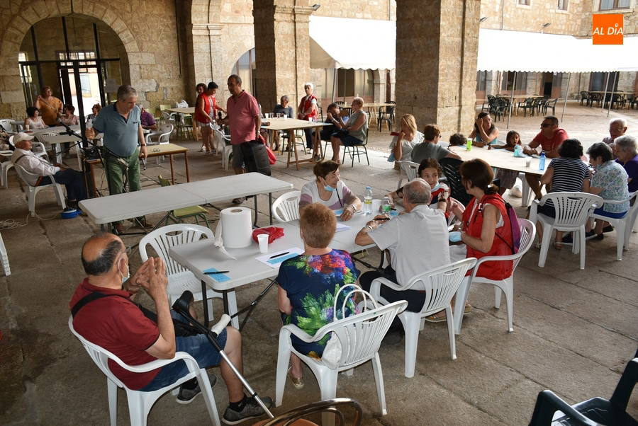 Los desalojados que siguen en la Escuela Hogar entretienen la tarde con Lauren Risueño y un bingo