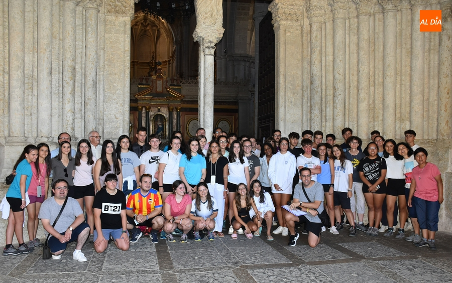 Sale de Ciudad Rodrigo un grupo de 54 personas rumbo a la Peregrinación Europea de Jóvenes de Santiago