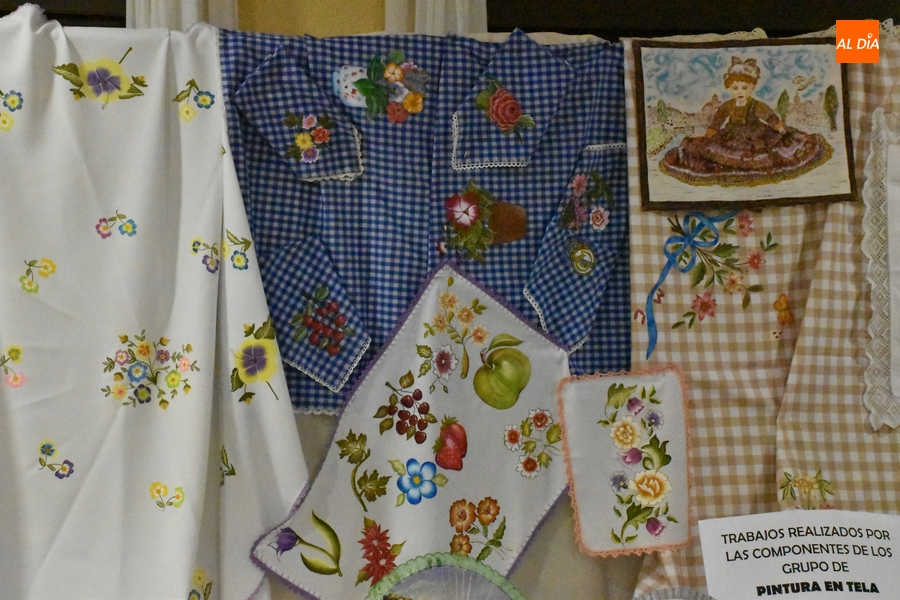 Las alumnas de pintura en tela y bolillos del Centro de Mayores exponen sus trabajos