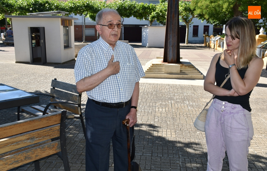 Santiago Corchete dona a la Bibliocaseta varios ejemplares de su poemario ‘La sombra en el jardín’