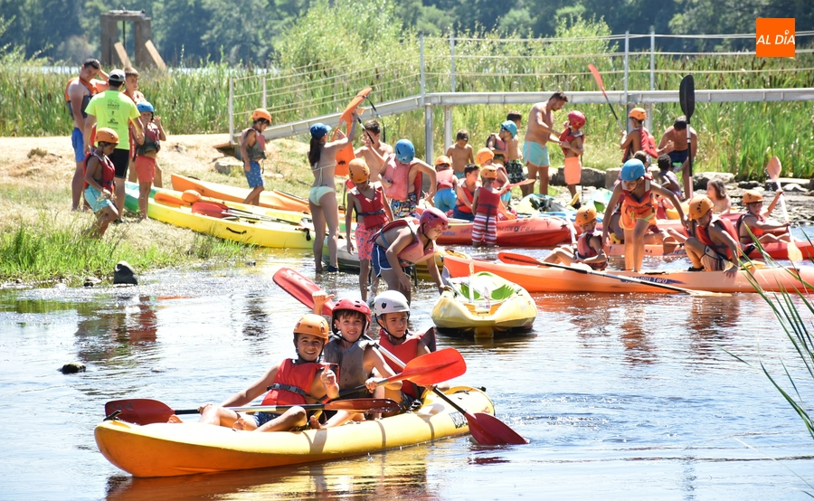 Los participantes en el Miróbriga Campus se suben un año más a las piraguas