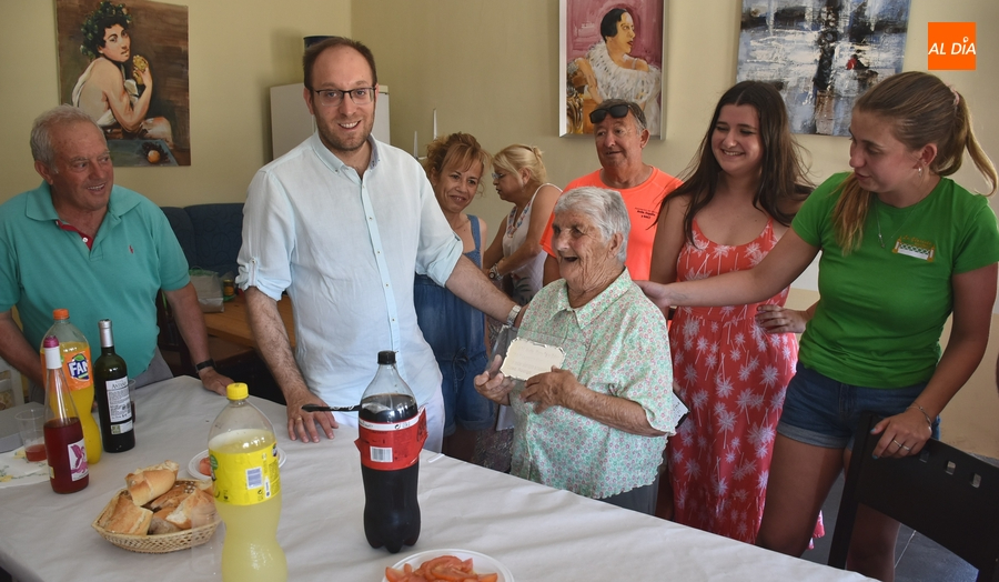 La Avenida de España cierra sus fiestas con un homenaje y una comida conjunta