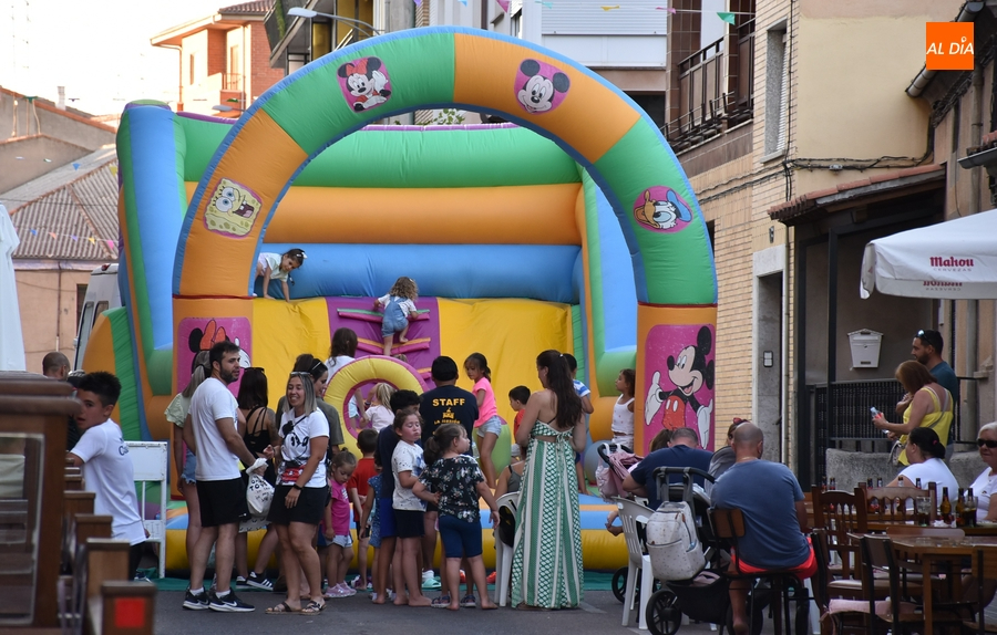 Santa Ana abre sus fiestas con hinchables y la actuación de El Mora