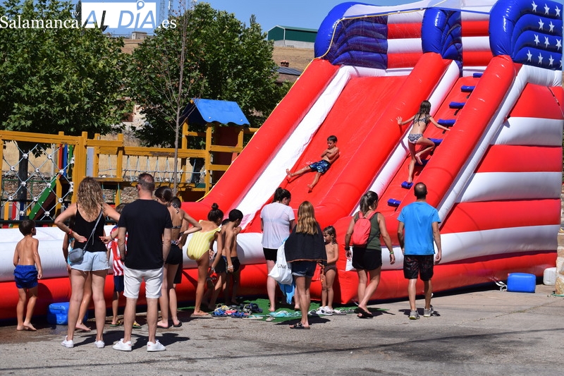 Hinchables y juegos acuáticos para combatir el calor en plenas fiestas de Galinduste