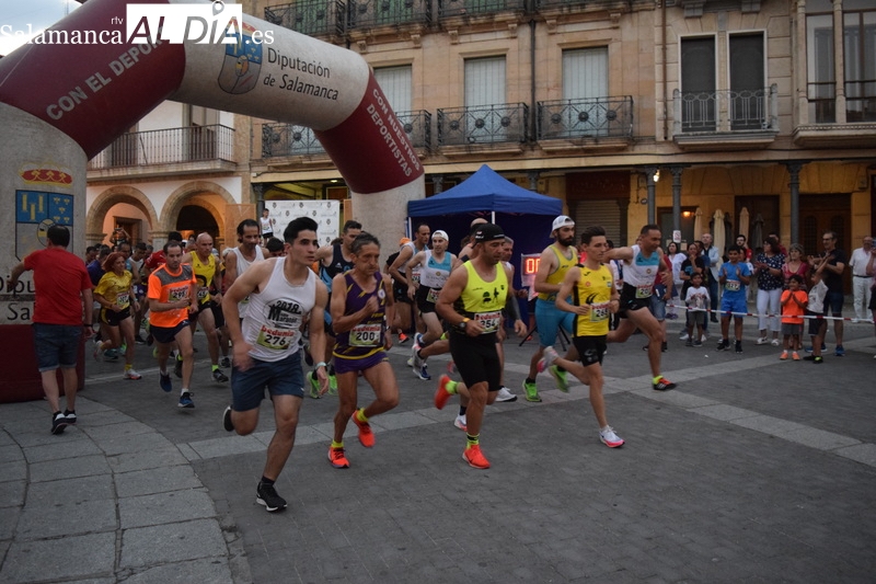 Javier Martín y Alexandra Martín se llevan con autoridad la Carrera Nocturna de Alba de Tormes