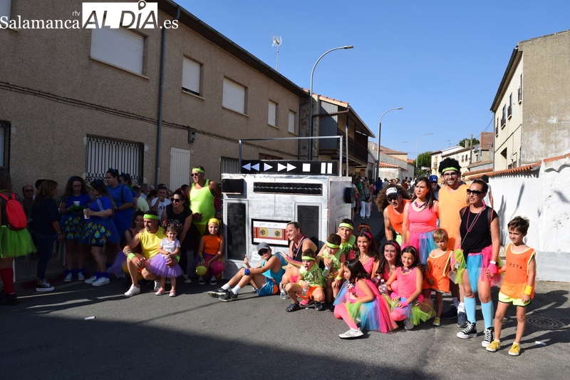 Concurrido y colorido desfile de peñas con autos locos incluidos en Galinduste