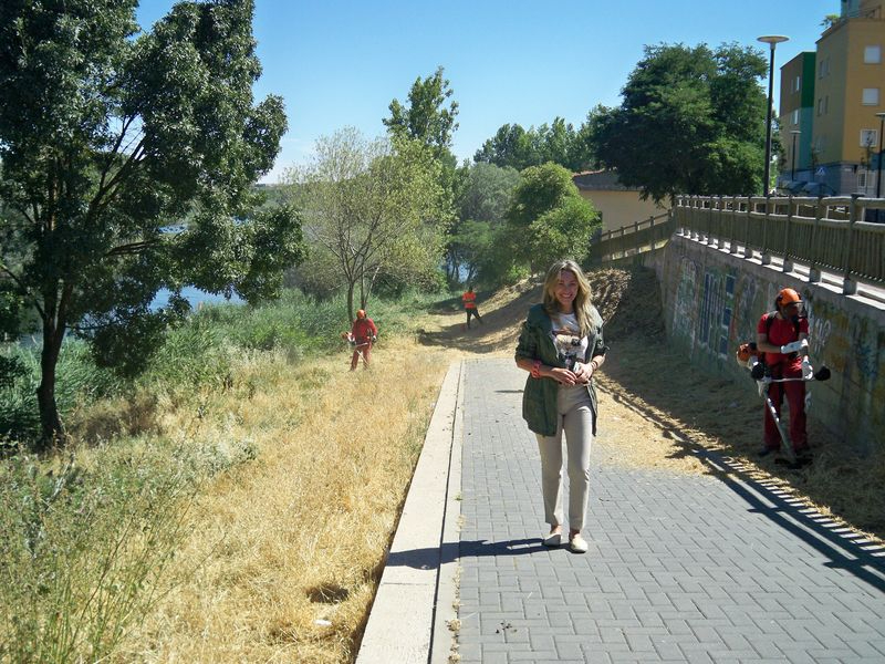 Santa Marta limpia y desbroza el tramo urbano de la ribera del Tormes