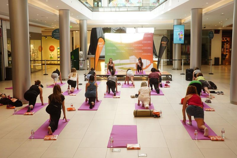 El Tormes da la bienvenida al sol con una master class de yoga