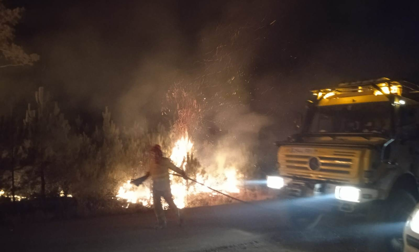 Se incorporan más medios de la UME tras una larga noche de trabajo favorecida por la falta de viento 