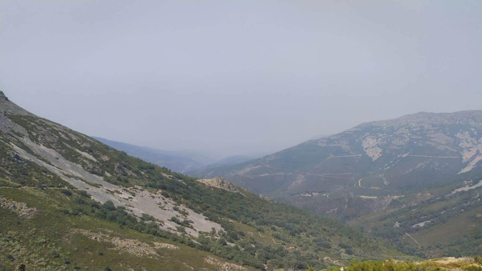 Un bombero sufre un corte producto de una caída mientras trabajaba en el incendio