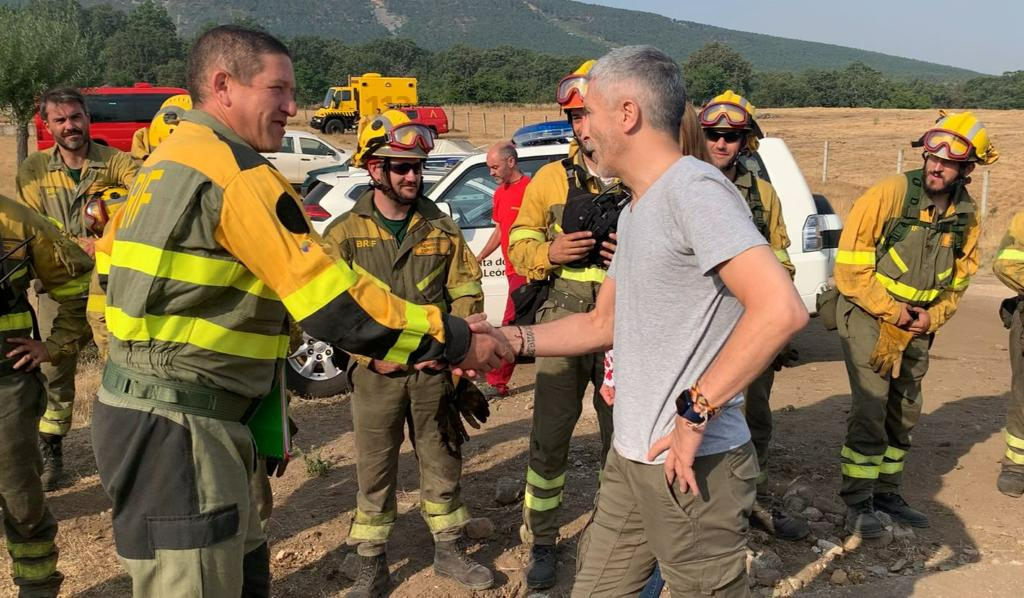 Grande-Marlaska se acerca al incendio, cuyos trabajos nocturnos han cumplido los objetivos marcados