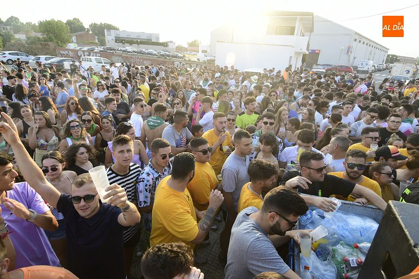 Jóvenes moralejanos inundan las calles de la Villa a ritmo de música
